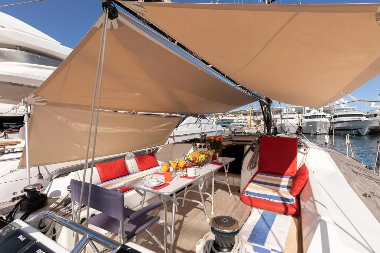 Voilier Luxe Face Au Palais Hotel Cannes France