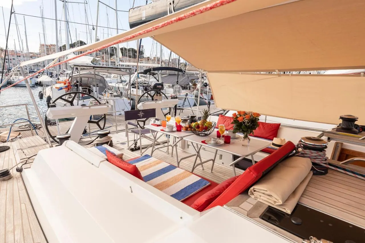 Voilier Luxe Face Au Palais Hotel Cannes Botel