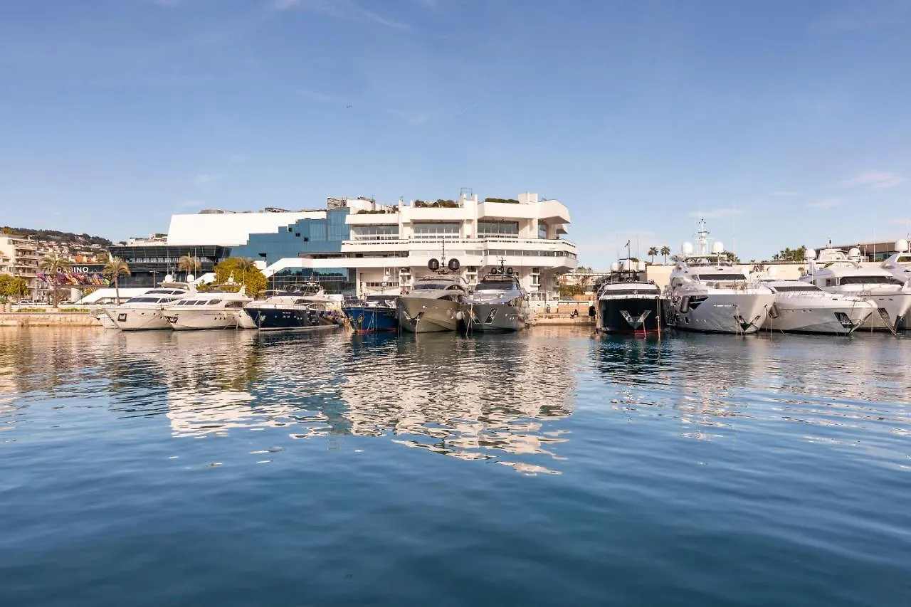 Voilier Luxe Face Au Palais Hotel Cannes