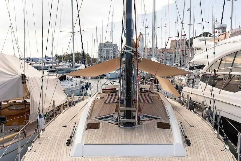 Voilier Luxe Face Au Palais Hotel Cannes Botel