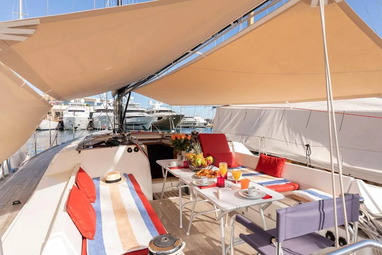 Voilier Luxe Face Au Palais Hotel Cannes 0*,  France