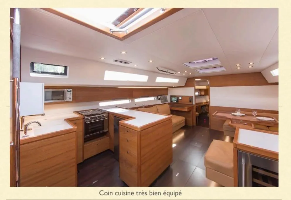 Botel Voilier Luxe Face Au Palais Hotel Cannes France