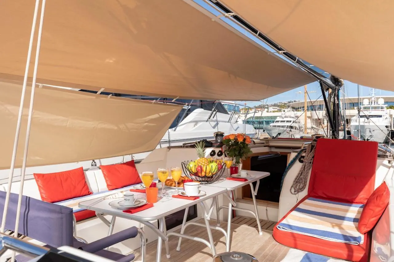 Voilier Luxe Face Au Palais Hotel Cannes Botel